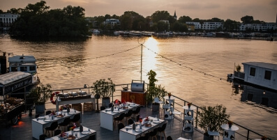 Partylocation von oben: Catering auf einem Schiff in Berlin am Abend