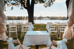 Vorbereitung Hochzeitscatering: Stühle und Tisch in weiß