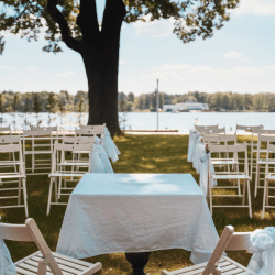 Vorbereitung Hochzeitscatering: Stühle und Tisch in weiß