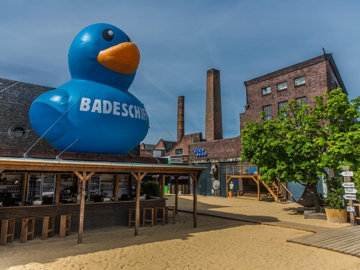 Location Badeschiff Berlin, Blick auf riesige Ente