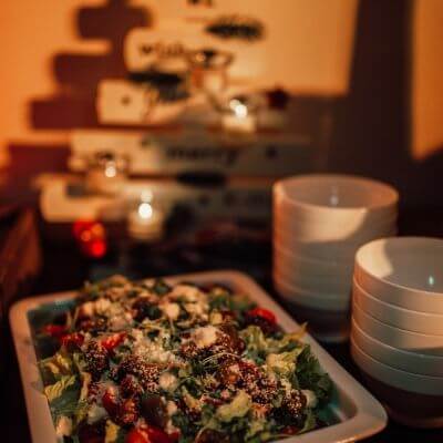 Weihnachtsbuffet mit frischem Salat
