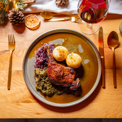 Weihnachtsbuffet mit frischem Salat