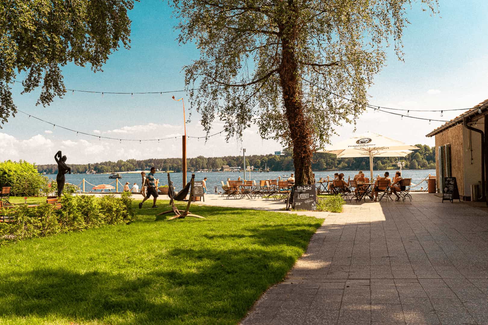 Location: Strandbad Wendenschloss, Außenbereich mit Blick aufs Wasser