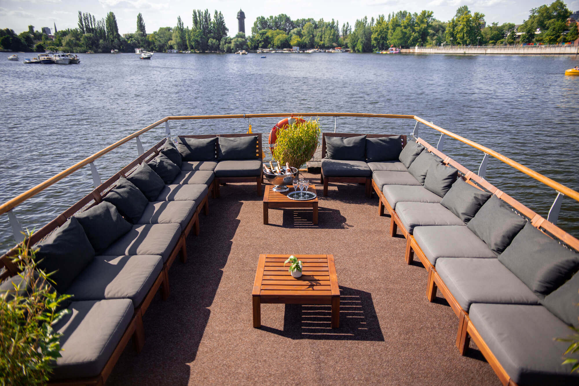 Location in Berlin: An Deck eines Hauptstadtfloßes