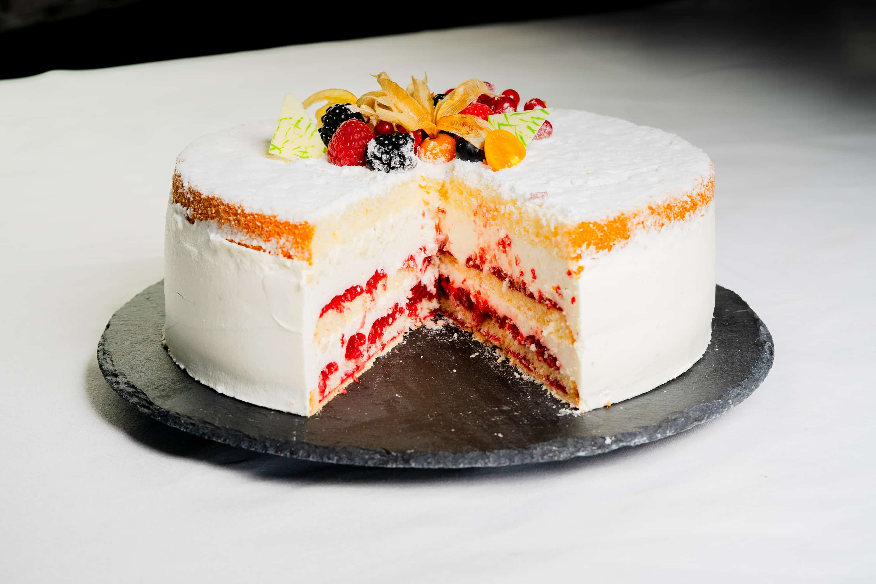 beeren-sahnetorte-angeschnitten