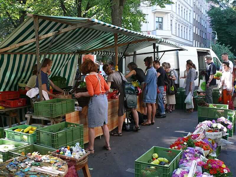 Personen auf einem Wochenmarkt in Berlin Prenzlauer Berg