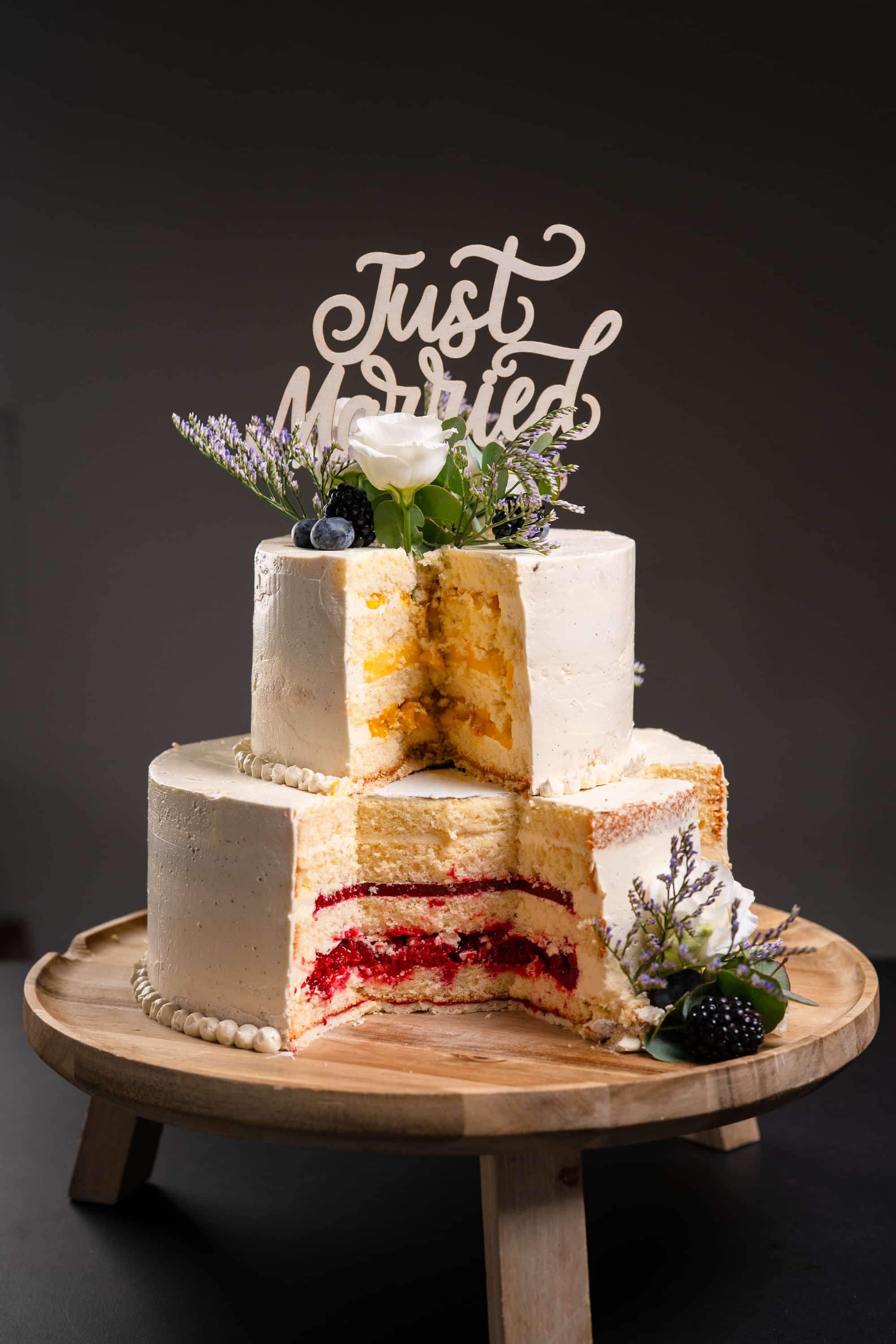 hochzeitstorte-angeschnitten-1