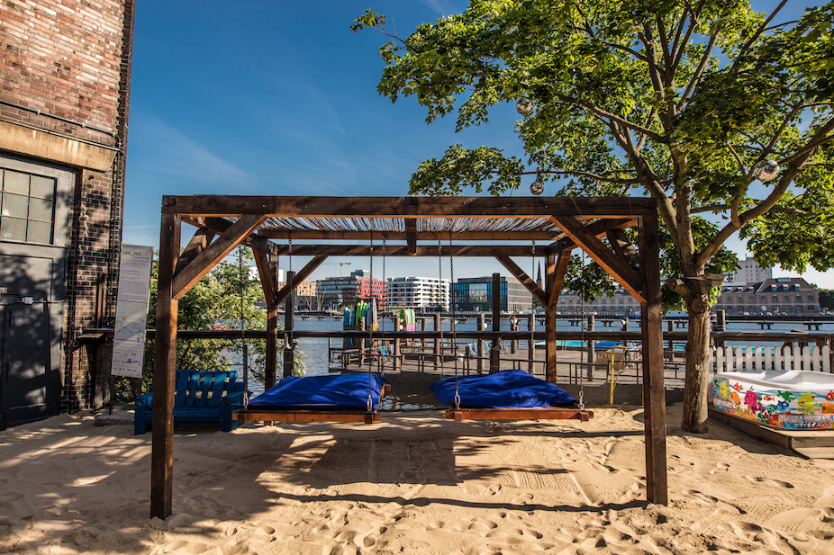 Location Badeschiff Berlin, hängende Liegen