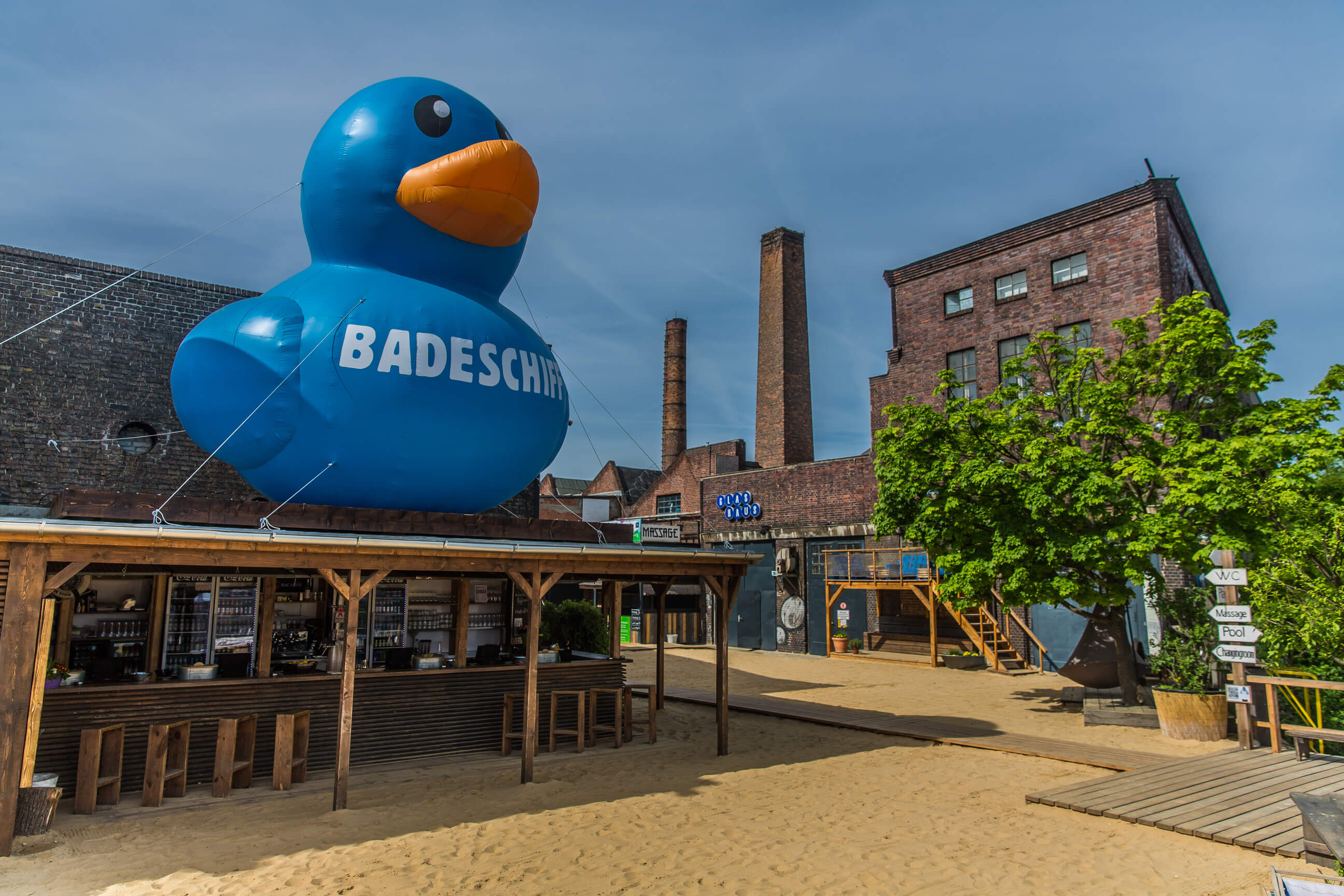 Location Badeschiff Berlin, Blick auf riesige Ente