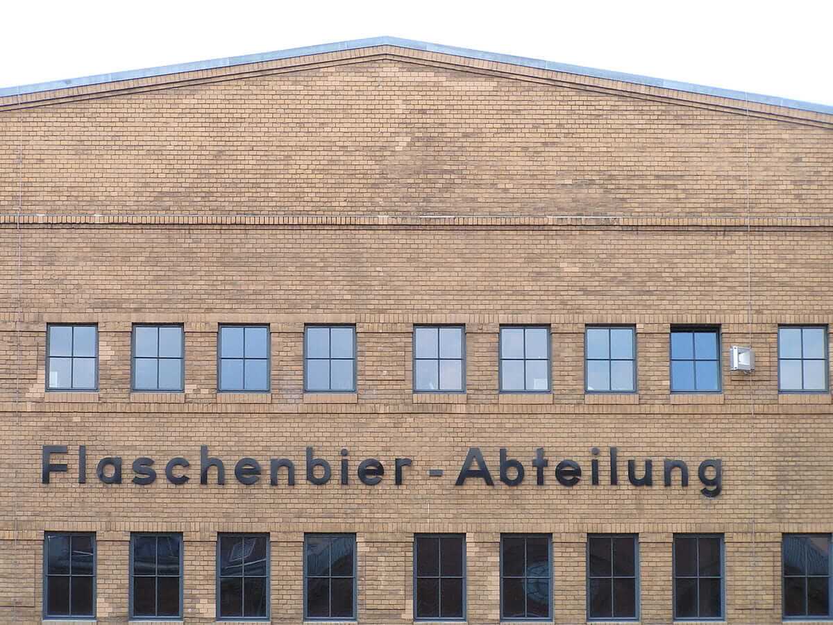 Kulturbrauerei Prenzlauer Berg, Gebäude mit Aufschrift Flaschenbier Abteilung