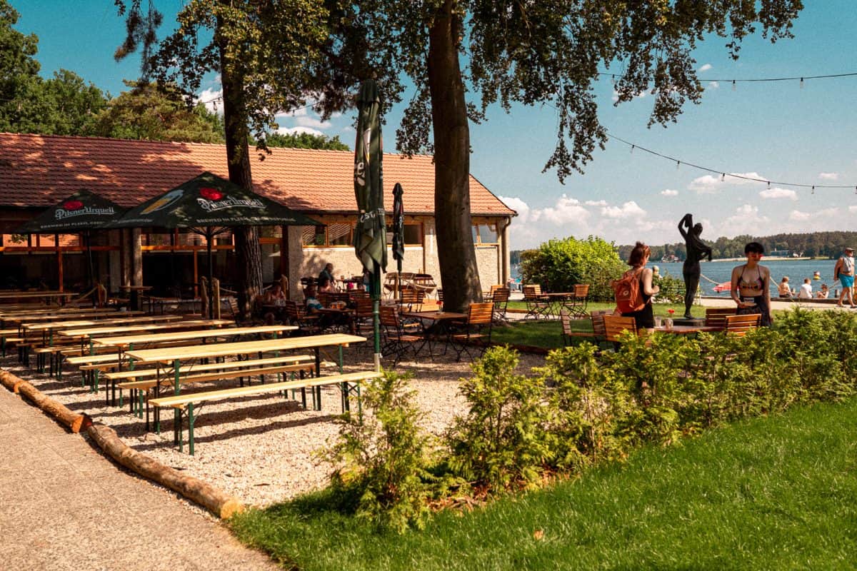 Location Am Wasser: Strandbad Wendenschloss, Tische und Bänke