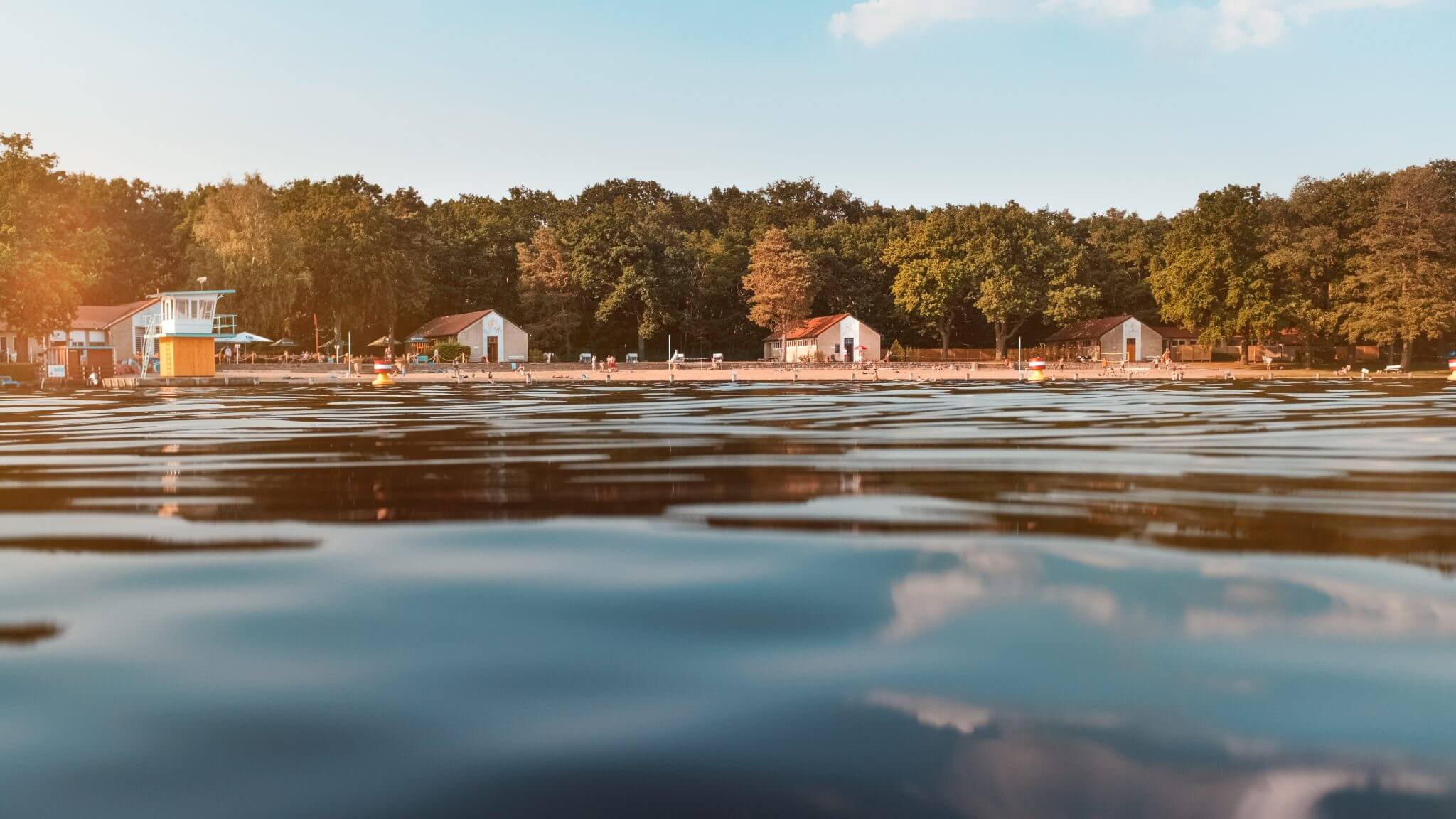 Location am Wasser: Strandbad Wendenschloss, Blick vom Wasser auf die Location