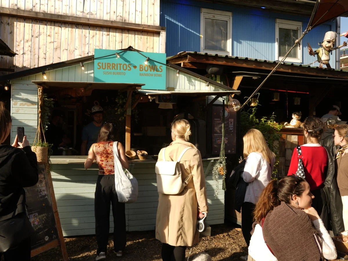 Holzstand von Mojewa bei einem Event-Catering