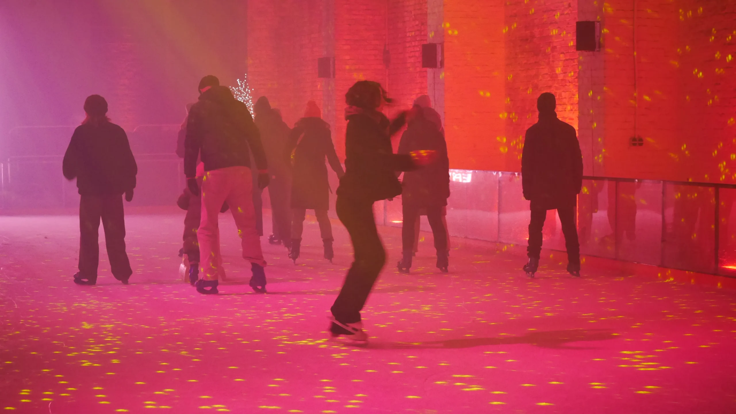 Eine Frau fährt auf der indoor-Eisbahn im Winterquartier.
