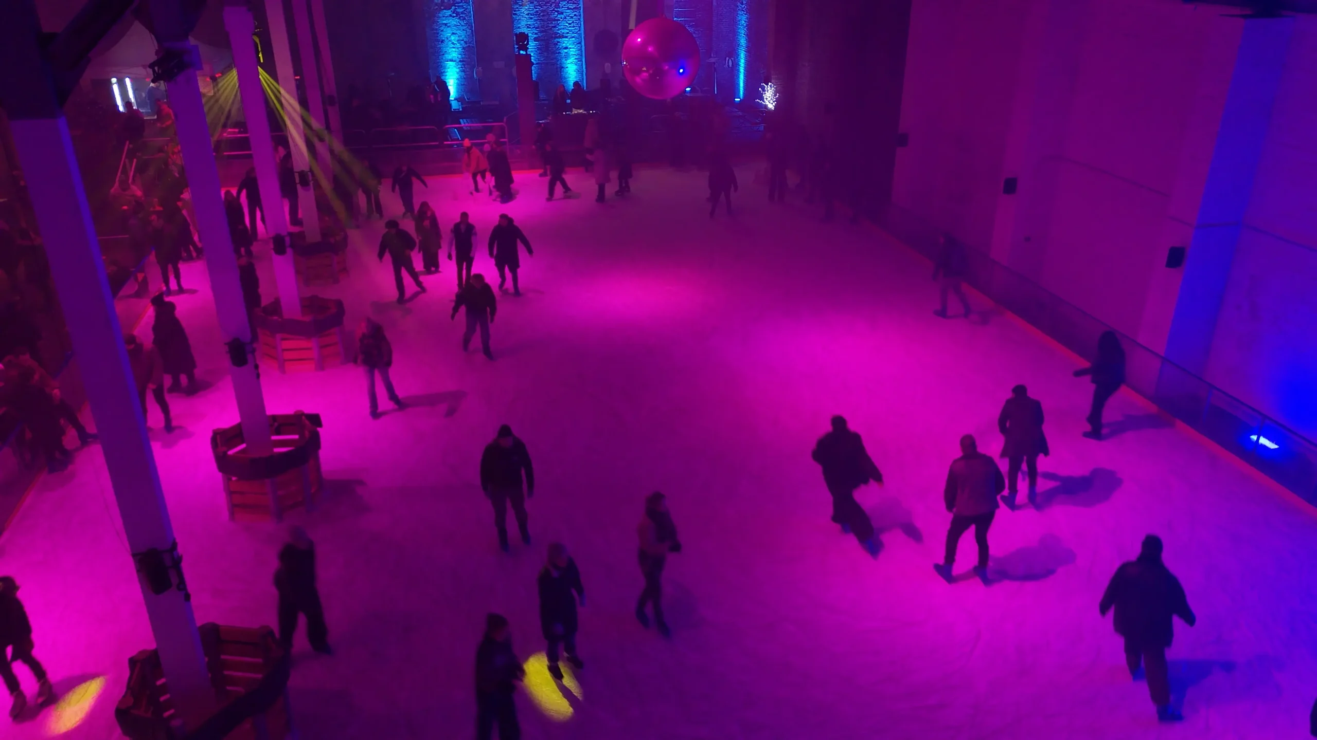 Ein Bild aus der Vogelperspektive auf die Indoor-Eisbahn im Winterquartier.